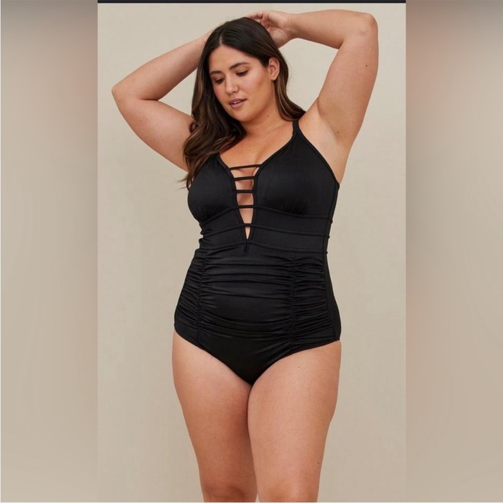 Torrid Slim Fix Wireless Lattice Front One Piece Swimsuit size 3 (22-24)